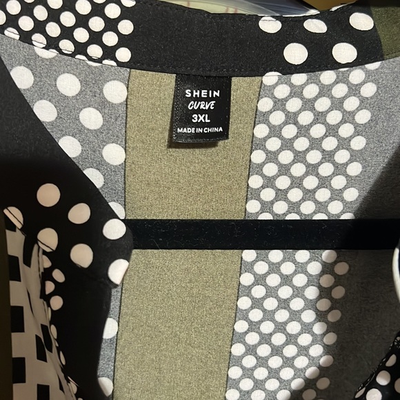 Plus Patchwork Print Flounce Sleeve
Ruffle Hem Dress size 3xl - Picture 2 of 2